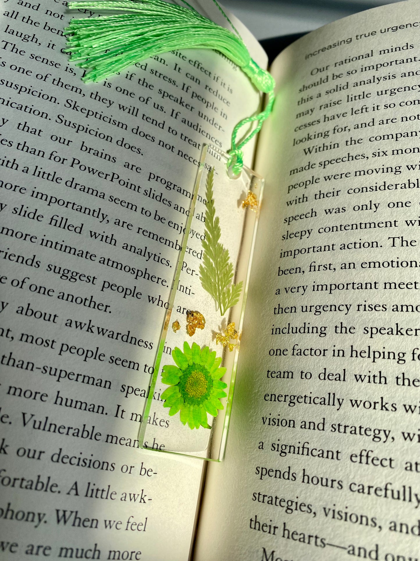 Mini Green Daisy Glow Bookmark